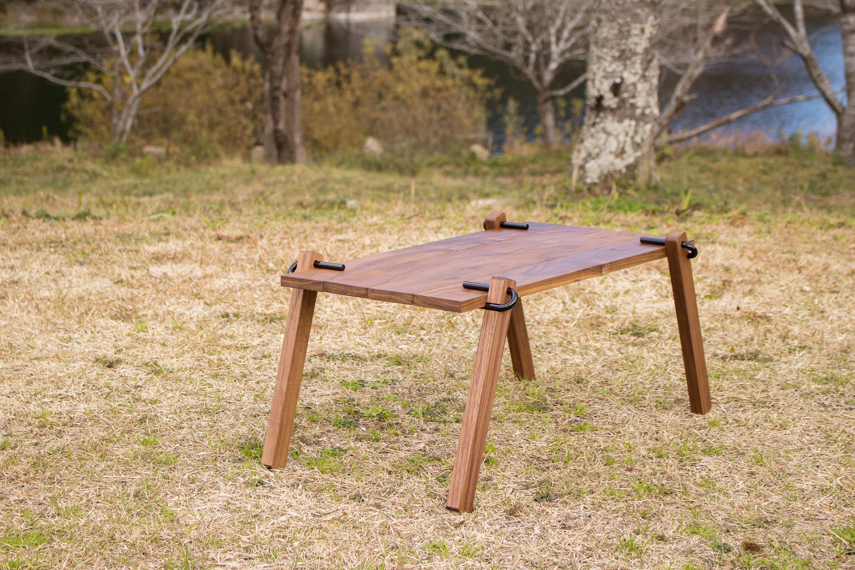 Быстрый и легкий стол. Столик для пикника деревянный. Походный деревянный столик. Складывающийся стол. Столик на природе.